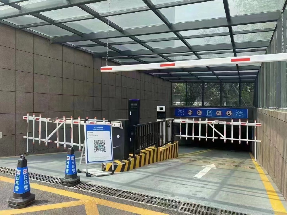小區地下車(chē)庫柵欄道閘